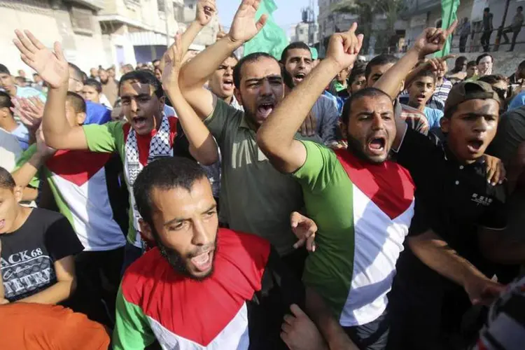 
	Palestinos protestam a favor das fac&ccedil;&otilde;es armadas palestinas na cidade de Rafah, na Faixa de Gaza
 (Reuters/Ibraheem Abu Mustafa)