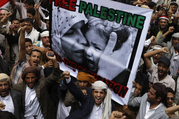 Palestinos protestam contra Israel: dezenas de pessoas faziam fila na frente de bancos e caixas eletrônicos para sacar dinheiro (Khaled Abdullah/Reuters)