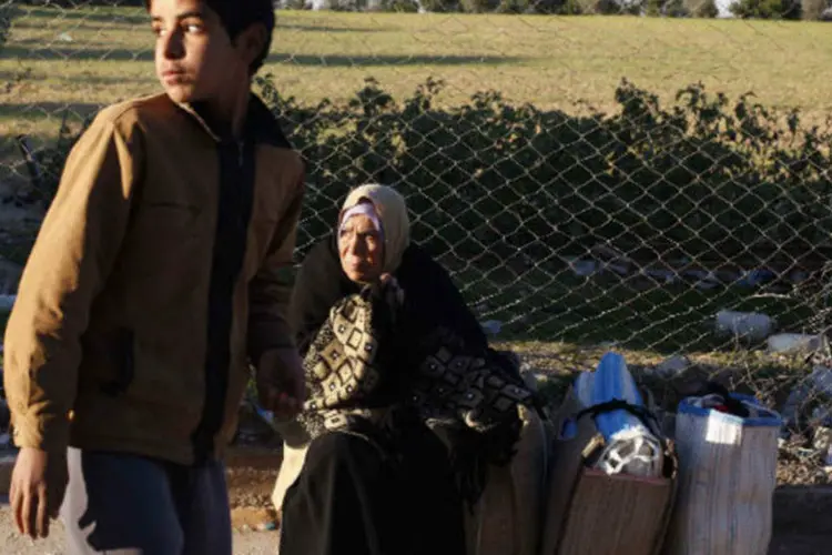 Palestinos na conflituosa passagem de Rafah: manifestação convocada pela Comissão de Direitos Humanos da ONU exigiu a abertura da conflituosa passagem de Rafah (Ibraheem Abu Mustafa/Reuters)