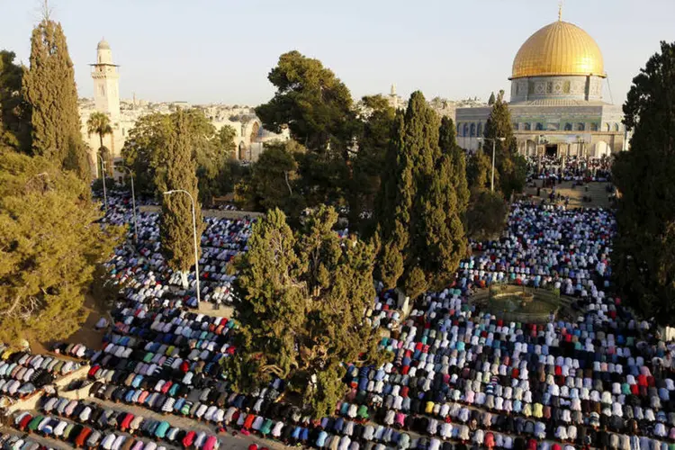 
	Palestinos rezam durante Festa do Sacrif&iacute;cio na Esplanada das Mesquitas, em Jerusal&eacute;m: &quot;N&atilde;o foi registrado nenhum incidente excepcional&quot;
 (Reuters / Ammar Awad)