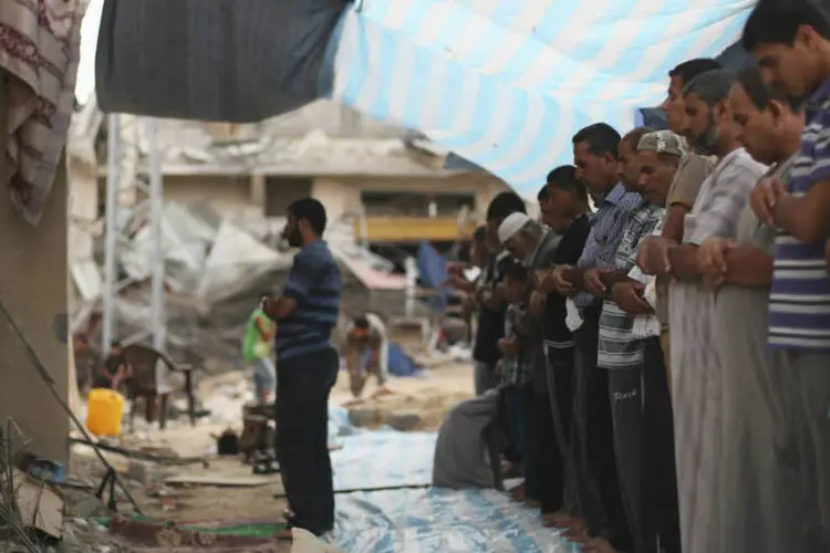 Palestinos rezam em Gaza: Hamas exige fim do bloqueio israelense e egípcio à Faixa de Gaza (Ibraheem Abu Mustafa/Reuters)