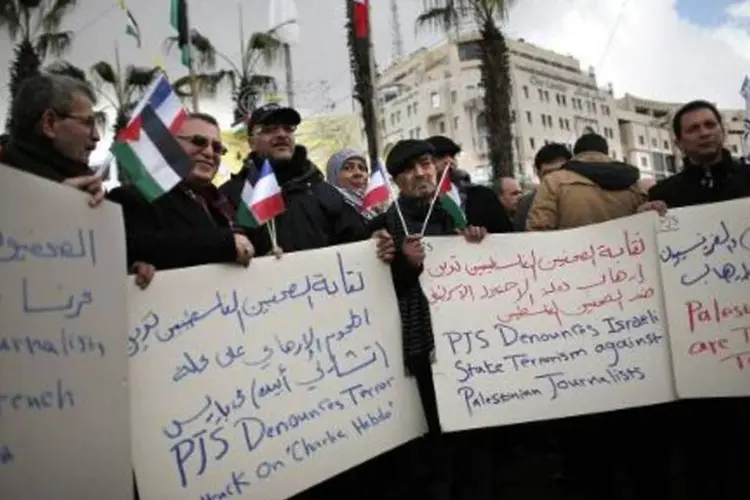 Na cidade de Rammalah, palestinos se reúnem em manifestação de solidariedade às vítimas dos atentados realizados em Paris na semana passada, em 11 de janeiro de 2015 (Afp.com / THOMAS COEX)