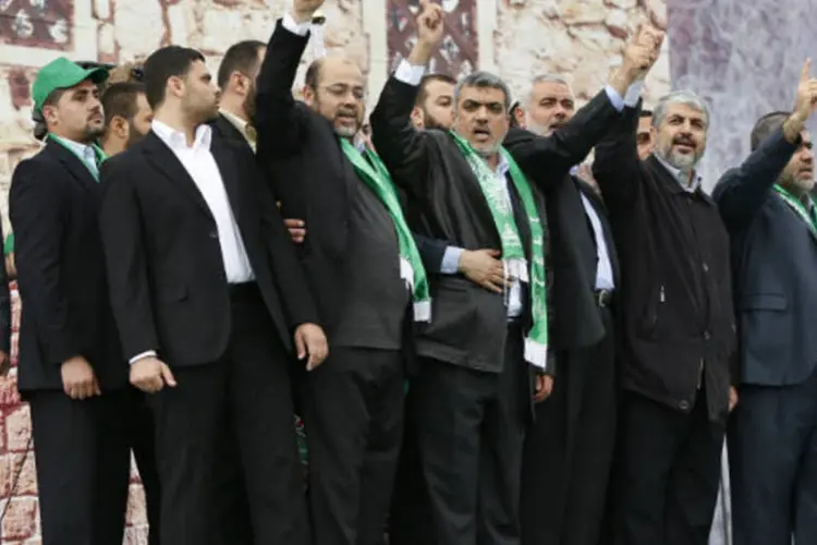 
	Khaled Meshaal e outro l&iacute;deres do Hamas: segundo o Shin Beth, vinte ativistas que cumpriram penas em pris&otilde;es israelenses foram detidos durante os &uacute;ltimos meses em Hebron.
 (REUTERS / Mohammed Salem)