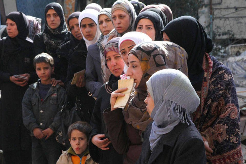 Palestinos são retirados de campo de refugiados na Síria