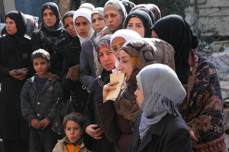 Palestinos foram retirandos  de campo de refugiados (Reuters)
