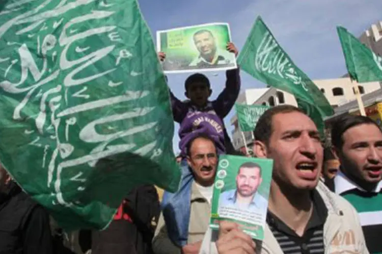 
	Palestinos exibem bandeiras do Hamas: atividades do movimento islamita palestino Hamas no Egito est&atilde;o proibidas
 (©AFP / Hazem Bader)