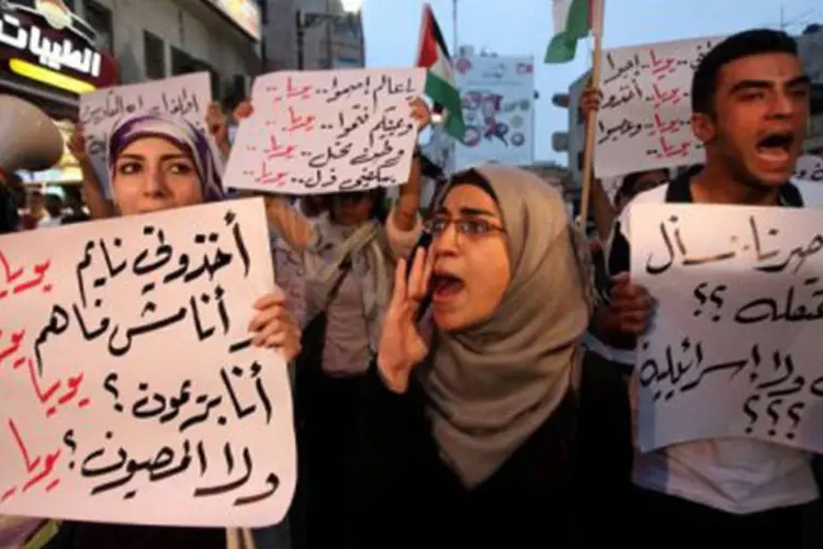 
	Palestinos protestam em Ramallah na Cisjord&acirc;nia: ap&oacute;s a meia-noite, quando o reconhecimento deve ser anunciado, os sinos das igrejas come&ccedil;aram a soar por toda Cisjord&acirc;nia
 (©AFP / Abbas Momani)