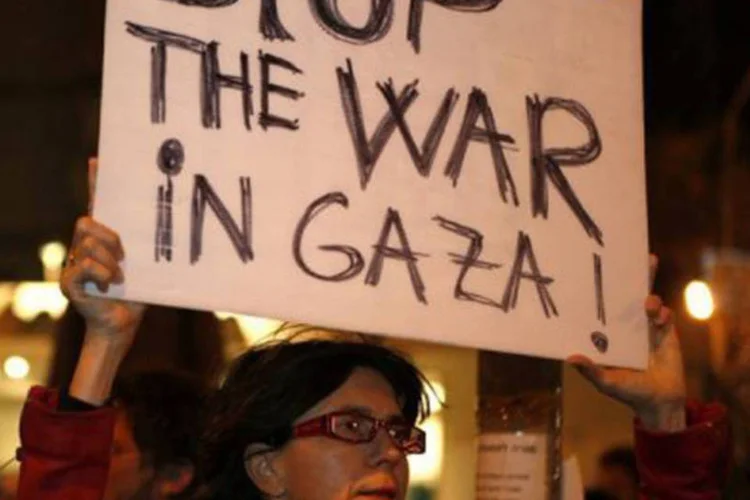 Ativista israelense manifesta-se em Jerusalém: "A estrada 232, a estrada 10 e a estrada 4 foram fechadas ao tráfego civil", declarou o mesmo porta-voz (©AFP / Gali Tibbon)