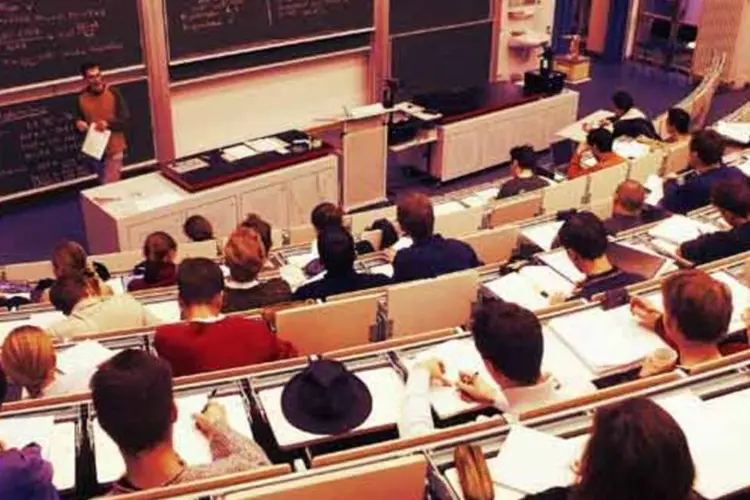 Professor dando palestra em sala de aula (Getty Images)