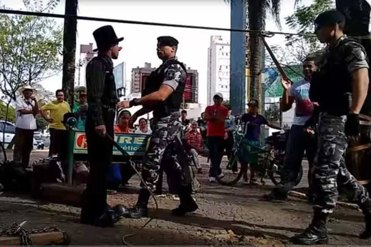 
	Palha&ccedil;o &eacute; preso por PMs no Paran&aacute;: &quot;eles s&oacute; protegem burgu&ecirc;s que mora no centro e o governador Beto Richa&quot;
 (Reprodução)