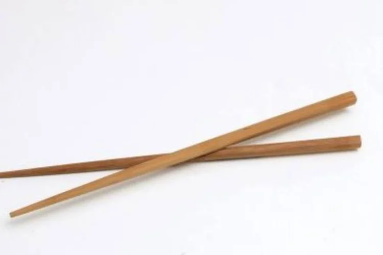 Estatísticas mostram que a China consome 45 bilhões de pares de palitos de madeira a cada ano. (.)