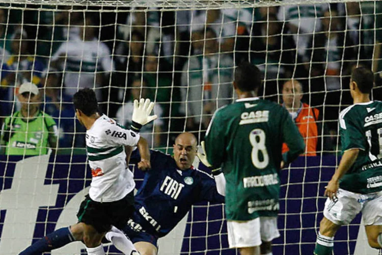
	Lance da vit&oacute;ria do Coritiba sobre o Palmeiras na Copa do Brasil: competi&ccedil;&atilde;o envolve equipes de todas as divis&otilde;es nacionais, abrangendo todos os estados brasileiros
 (Placar)