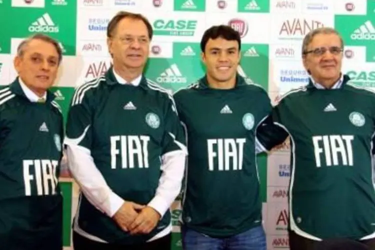 Novo uniforme do Palmeiras tratá logos da Fiat e da Case na frente e nas costas