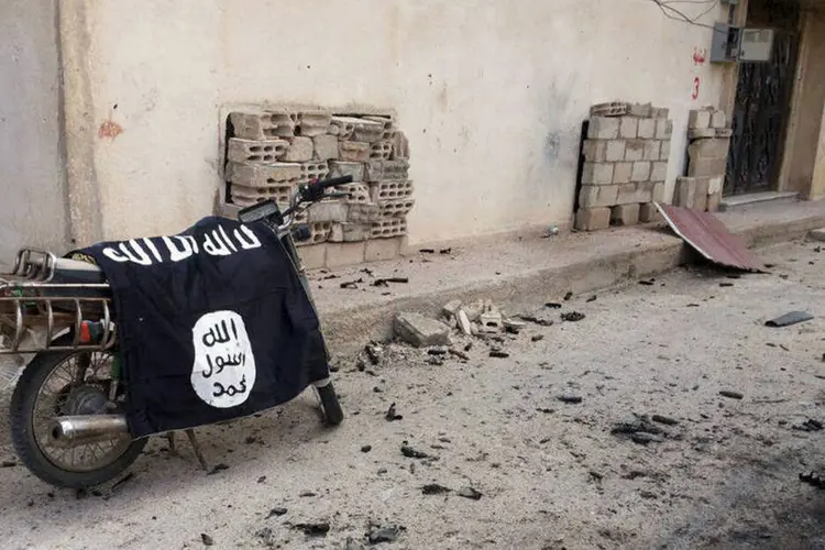 
	Bandeira do Estado Isl&acirc;mico: ataque a&eacute;reo dos EUA matou Jasim Khadijah, ex-oficial militar iraquiano que trabalhava para o grupo
 (Sana / Reuters)