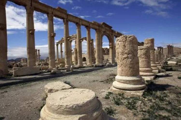
	Palmira: os bombardeios, que se acredita terem sido russos, tamb&eacute;m visaram a estrada que parte de Palmira em dire&ccedil;&atilde;o ao leste e leva a Deir al-Zor
 (AFP/ Joseph Eid)