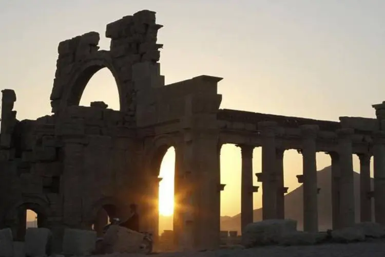 
	Cidade hist&oacute;rica de Palmira, a nordeste de Damasco: a parte fechada do templo &quot;foi destru&iacute;da e as colunas em torno desmoronaram&quot;, disse Maamun Abdulkarim
 (REUTERS/Khaled al-Hariri)