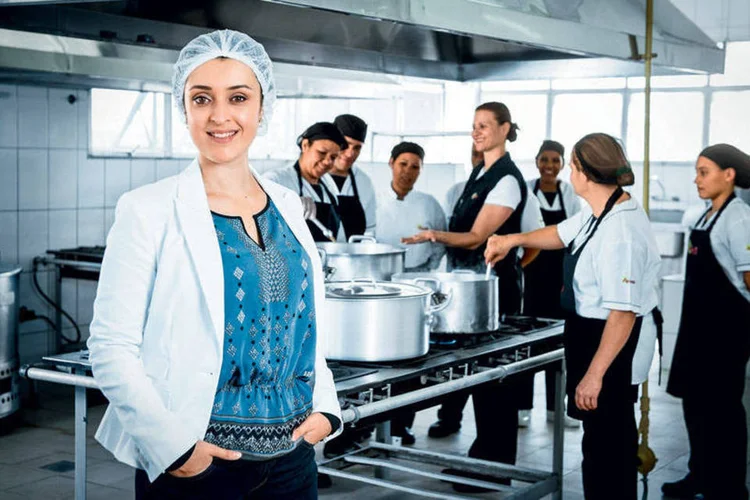 Pamela Manfrin, gerente de estratégia, na Universidade Apetit: após os treinamentos, a empresa aumentou 12% sua produtividade (Gabriel Teixeira / VOCÊ RH)