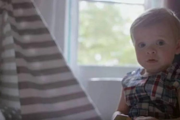 
	Comercial da Pampers mostra a marca atendendo aos pedidos de tr&ecirc;s m&atilde;es para tornar a vida dos filhos melhor
 (Reprodução/YouTube)