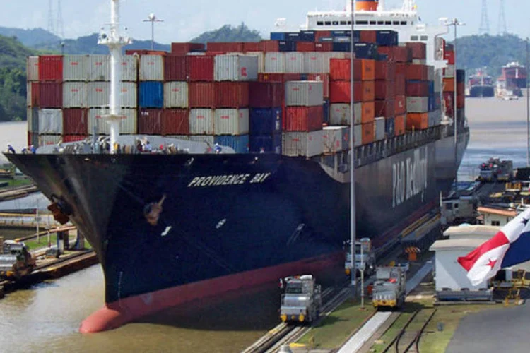 Navio passa pelo Canal do Panamá (Wikimedia Commons)
