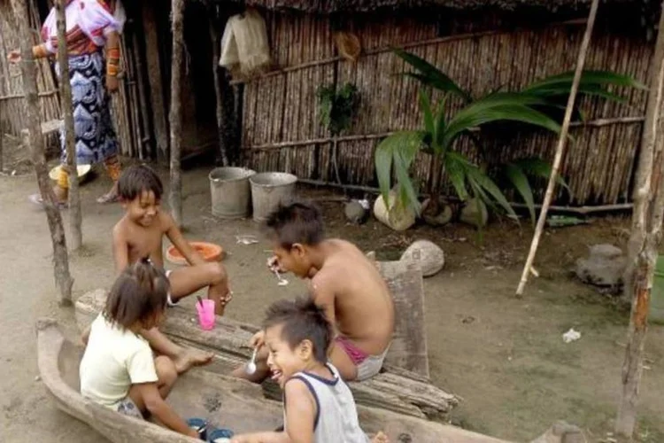 Crianças brincam em ilha no Panamá: país lidera lista dos mais felizes, junto com o Paraguai (Javier Teniente/Getty Images)