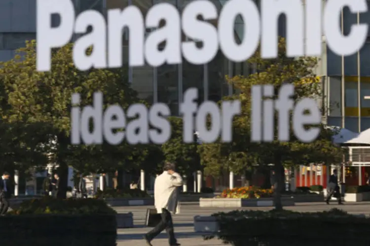 
	Homem caminha em frente ao showroom da Panasonic em Tokyo:&nbsp;a Fitch cortou o rating da Panasonic de &quot;BBB-&quot; para &quot;BB&quot;
 (Toru Hanai/Reuters)