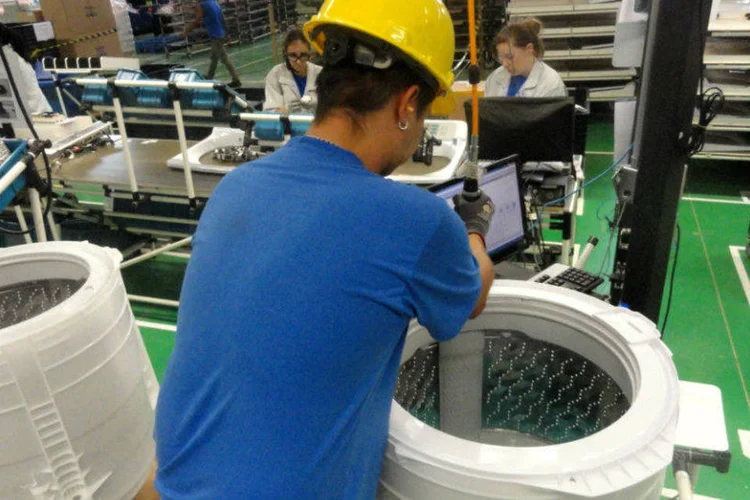 
	F&aacute;brica da Panasonic: &quot;Precisaremos de centenas de pessoas no come&ccedil;o&quot;, disse a jornalistas Yoshio Ito, chefe da divis&atilde;o de sistemas automotivos e industriais da Panasonic, em um briefing nesta segunda-feira
 (Luísa Melo/EXAME.com)