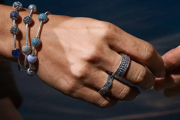 
	Pandora: joalheria &eacute; conhecida pelos braceletes de prata que podem ser preenchidos com pingentes
 (Reprodução/Facebook/Pandora)