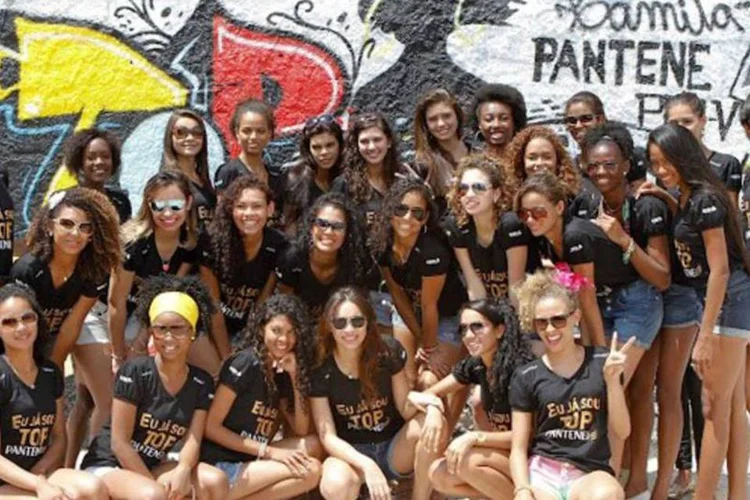 Durante o passeio, as jovens receberam homenagem de alunos do curso de grafite da Central Única das Favelas (Reprodução/Facebook)