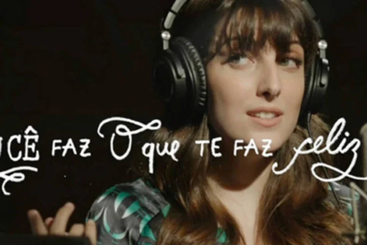 
	Comercial do P&atilde;o de A&ccedil;&uacute;car: filme do P&atilde;o de A&ccedil;&uacute;car &eacute; inspirado no longa-metragem &quot;Bom dia, Vietn&atilde;&quot;, em que um disc-jockey contagia os ouvintes com suas transmiss&otilde;es
 (Reprodução/YouTube)