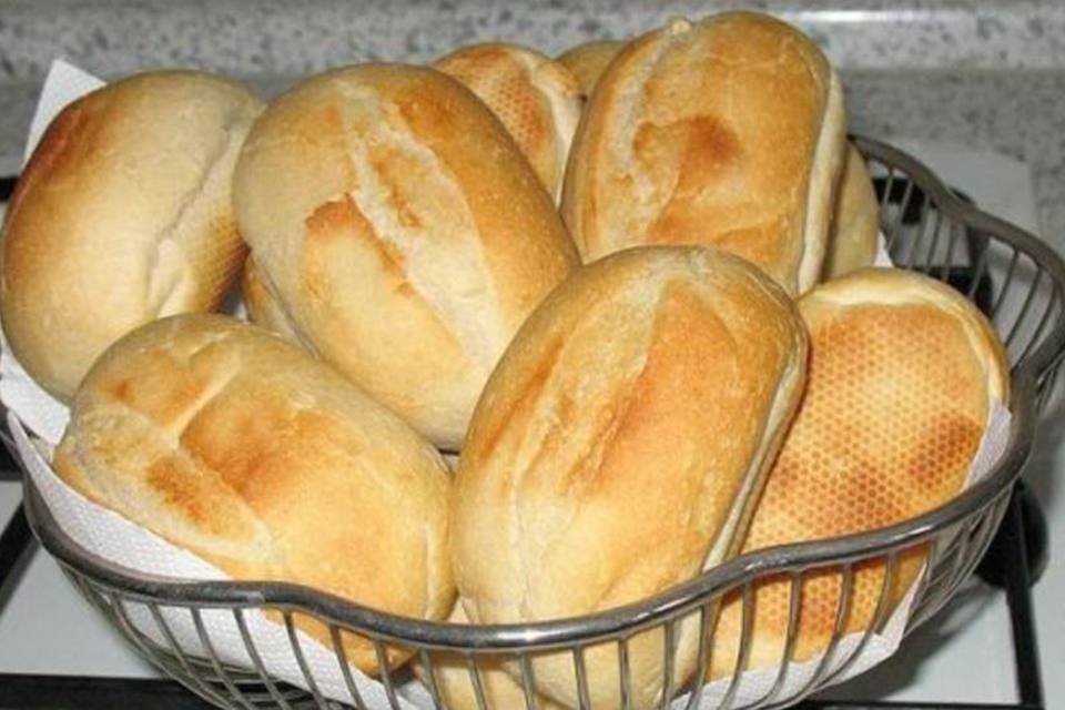 Pão francês, farinha e tomate puxam alta da cesta básica