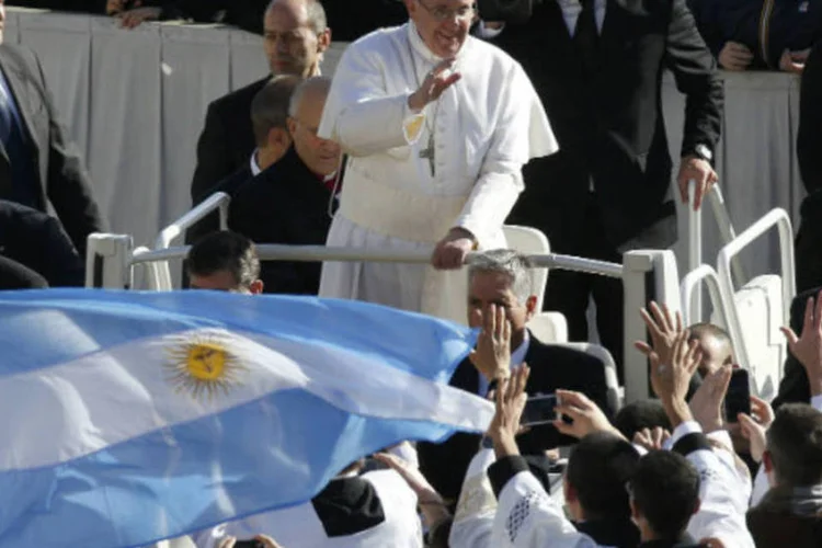 Papa Francisco acena para fiéis ao chegar de papamóvel à Praça de São Pedro, no Vaticano (REUTERS/Stefano Rellandini)