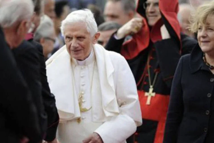 Bento XVI, ao lado da chanceler alemã Angela Merkel: "Posso compreender que as pessoas, especialmente as próximas das vítimas, digam 'esta não é mais a minha Igreja'"
 (Odd Andersen/AFP)