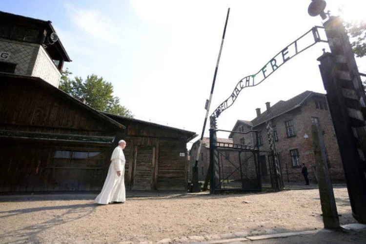 Papa Francisco em Auschwitz: "tantos prisioneiros são torturados para que falem, é terrível. Hoje há homens e mulheres amontoados nas prisões superlotadas. Vivem como animais" (Filippo Monteforte/Pool/Reuters)