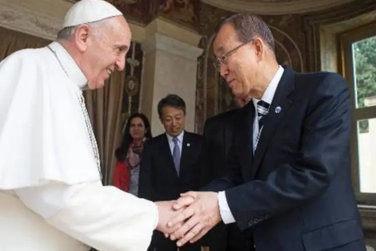 
	Papa cumprimenta Ban ki-Moon: o secret&aacute;rio-geral celebrou os esfor&ccedil;os da Igreja por chamar a aten&ccedil;&atilde;o sobre a necessidade urgente de promover o desenvolvimento sustent&aacute;vel
 (AFP)