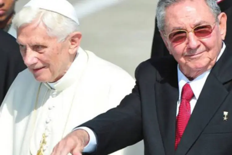 Papa Bento XVI é recebido por Raúl Castro: "estou convencido de que Cuba, neste momento especialmente importante de sua história, já está olhando para o amanhã" (Alberto Pizzoli/AFP)