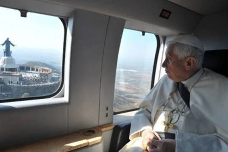 Com atraso pela chuva e vento em Havana, o avião vaticano, um Boeing 777 da companhia Alitalia, decolou do Aeroporto Internacional José Martí por volta de 17h40 no horário local  (©AFP / Osservatore Romano)