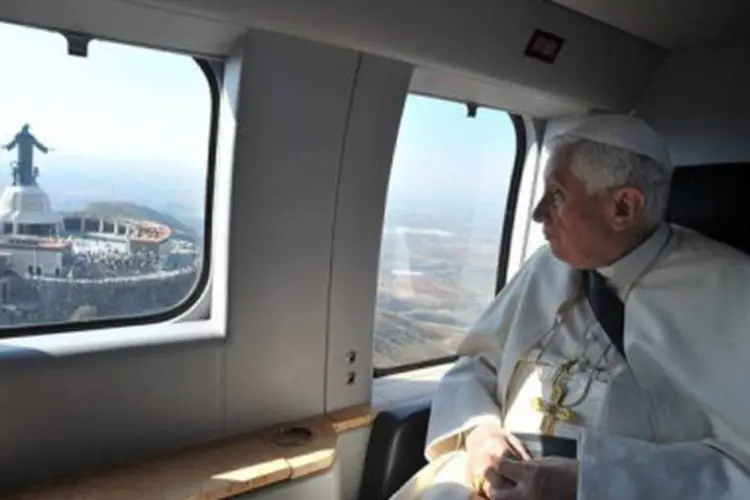 Em seu caminho para embarcar no helicóptero que o levou ao aeroporto, o papa foi novamente cumprimentado por milhares de fiéis (©AFP / Osservatore Romano)