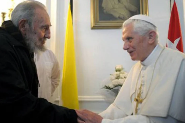 Antes do encontro, o Papa celebrou uma missa para milhares de pessoas na Praça da Revolução em Havana (©AFP / Ho)