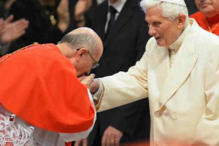 Papa Emérito Bento XVI é cumprimentado por cardeal: meios de comunicação questionam se Joseph Ratzinger se afastou completamente como havia prometido (Vincenzo Pinto/AFP)