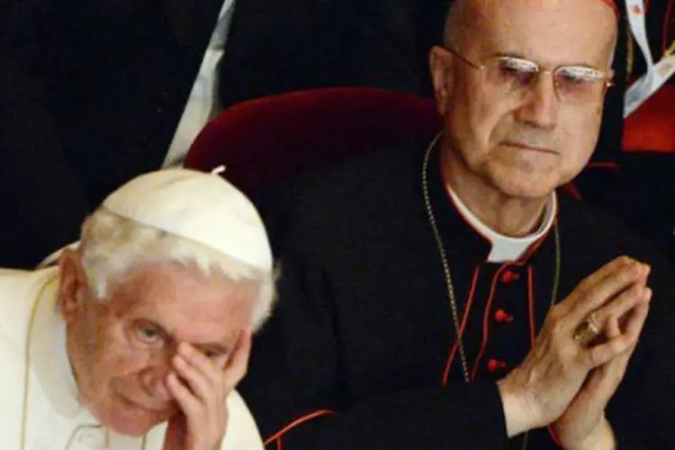 O Papa Bento XVI e o secretário de Estado do Vaticano, cardeal Tarcisio Bertone
 (Daniel Dal Zennaro/Pool-AFP)