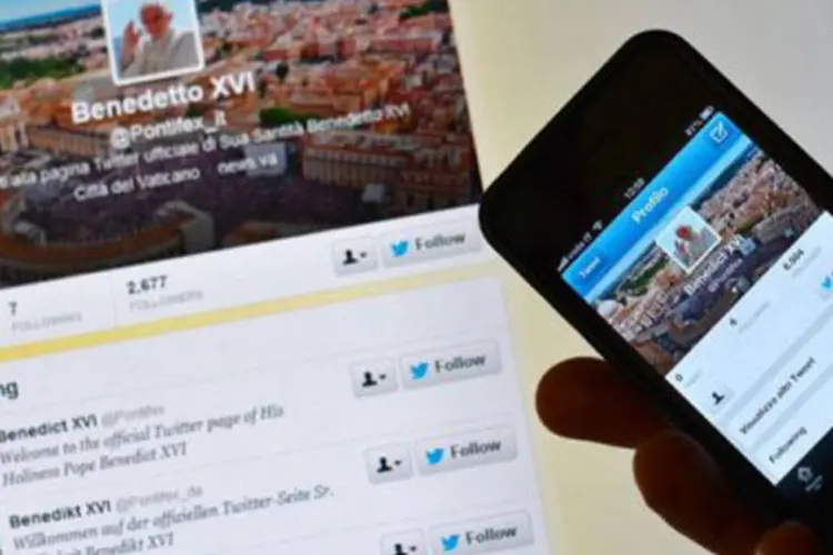 
	Imagem da conta oficial de Bento XVI no Twitter: o Papa escrever&aacute; seu primeiro tweet em pessoa e ao vivo durante a audi&ecirc;ncia geral de quarta-feira, 12 de dezembro
 (Gabriel Bouys/AFP)