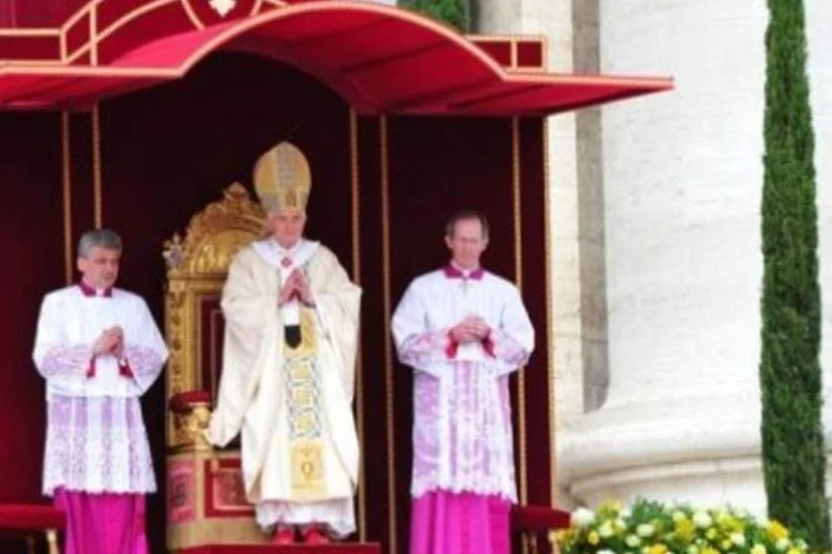 Papa Bento XVI celebra a cerimônia de beatificação do Papa João Paulo II na Praça de São Pedro, no Vaticano (Alberto Pizzoli/AFP)