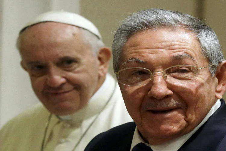 Papa Francisco conversa com o presidente cubano Raul Castro durante uma reunião privada no Vaticano neste domingo, 10 de maio de 2015: Pontíficie é o mediador de um acordo diplomático entre Estados Unidos e Cuba
 (REUTERS/Gregorio Borgia/pool)