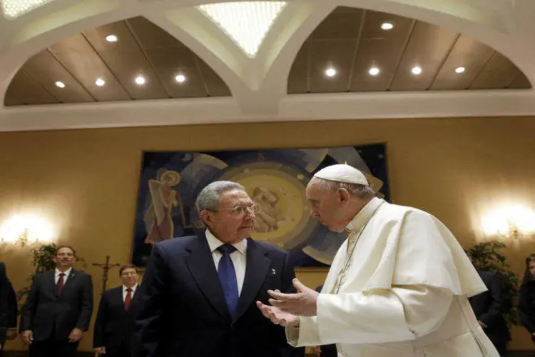 Papa Francisco conversa com o presidente cubano Raul Castro durante uma reunião privada no Vaticano neste domingo, 10 de maio de 2015: Pontíficie é o mediador de um acordo diplomático entre Estados Unidos e Cuba (REUTERS/Gregorio Borgia/pool)
