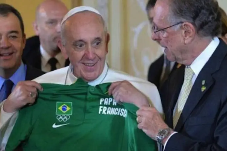 
	Papa ganha camisa do Comit&ecirc; Ol&iacute;mpico Brasileiro, ao lado do governador do Rio, S&eacute;rgio Cabral, e do presidente do COB, Carlos Arthur Nuzman
 (AFP)