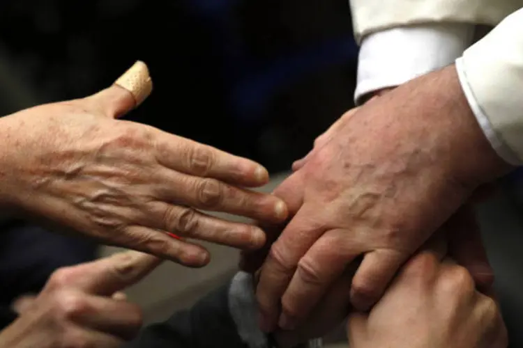 Pessoas tentam apertar a mão do Papa Francisco durante uma audiência com instituições de cegos e surdo-mudos, na Cidade do Vaticano (Alessandro Bianchi/Reuters)