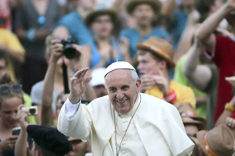 Papa Francisco acena ao chegar para um encontro com coroinhas, na Praça de São Pedro (Stefano Rellandini/Reuters)