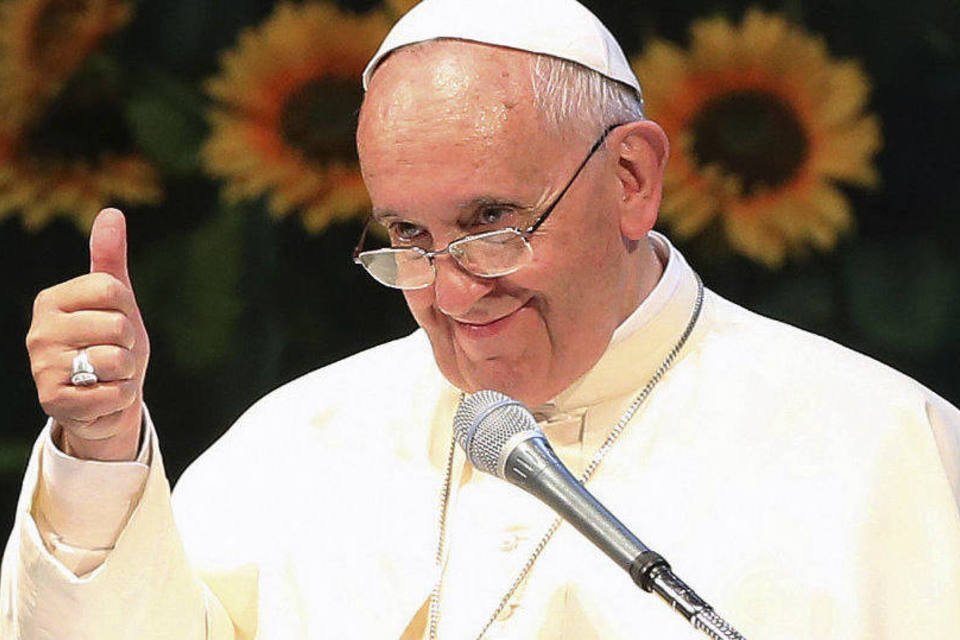 Papa conta piada sobre argentinos durante entrevista