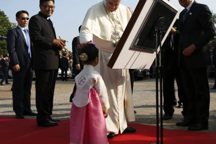 Papa Francisco recebe criança sul-coreana: "quando se fala a mesma língua em família há uma esperança humana" (Issei Kato/Reuters)