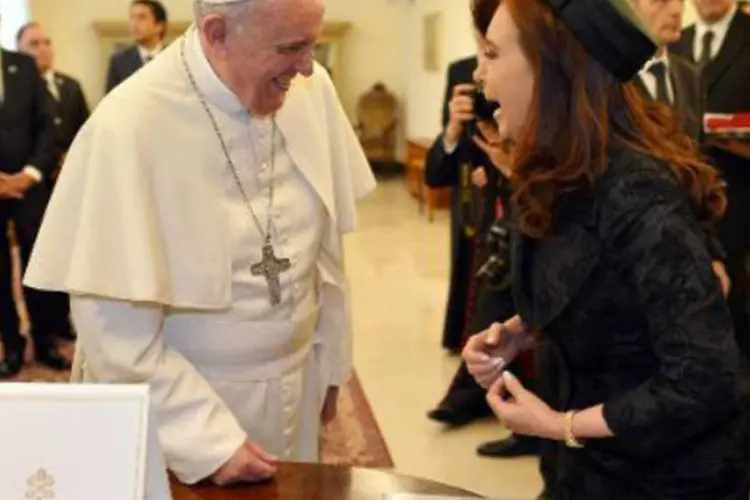 
	Cristina troca presentes com o Papa: antes do almo&ccedil;o, a presidente entregou presentes ao pont&iacute;fice, incluindo tr&ecirc;s livros, uma garrafa t&eacute;rmica e uma fotografia de Bergoglio quando era jovem ao lado de amigo
 (POOL/AFP)